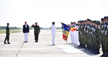 Klaus Iohannis, în vizită  la baza militară Kogălniceanu:  "Mă simt mândru de oamenii noștri" - 11