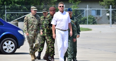 Klaus Iohannis, în vizită  la baza militară Kogălniceanu:  "Mă simt mândru de oamenii noștri" - 13