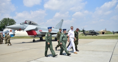 Stire din Eveniment : Klaus Iohannis, în vizită  la baza militară Kogălniceanu:  "Mă simt mândru de oamenii noștri"