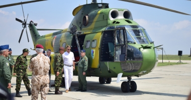 Klaus Iohannis, în vizită  la baza militară Kogălniceanu:  "Mă simt mândru de oamenii noștri" - 14