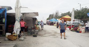 Stire din Economie : Comerţ ca în Evul Mediu la târgul de legume-fructe de pe varianta Constanţa-Ovidiu
