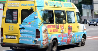 "Mizeria" afacerii maxi-taxi, ascunsă sub preș! Protecție din umbră pentru "coșciugele" pe patru roți - 6