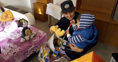 Stire din Eveniment : Cum l-au convins jandarmii pe Moș Crăciun să-l viziteze pe micuțul Andrei
