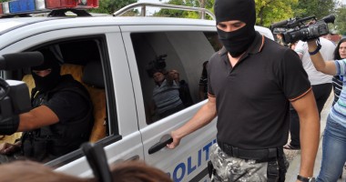 Stire din Eveniment : Descinderi cu mascați la clanul Săceanu