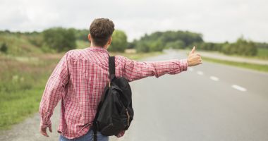 Stire din Eveniment : Declarat ilegal, tinerii riscă autostopul: "Nu știam că-i interzis, mie mi se pare un lucru normal"