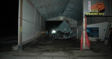 IMAGINI TERIBILE! Un bărbat BEAT ȘI FĂRĂ PERMIS a făcut praf o spălătorie auto - 10