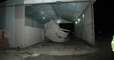 IMAGINI TERIBILE! Un bărbat BEAT ȘI FĂRĂ PERMIS a făcut praf o spălătorie auto - 5