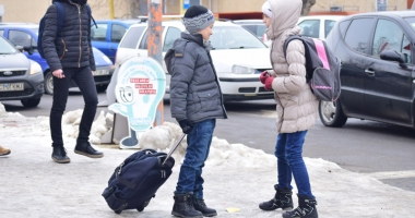 Stire din Cultură-Educație : Acuzații grave din cauza manualelor auxiliare. "Cadrul didactic bagă în buzunar discountul!"