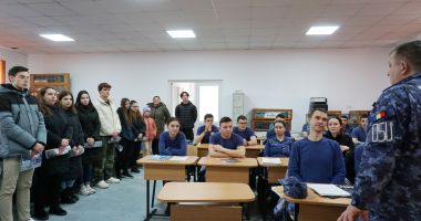 Stire din Cultură-Educație : În ciuda concurenței înregistrate la admiterea în învățământul postliceal militar, s-a renunțat la examen