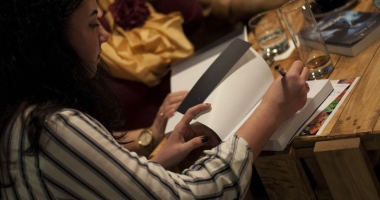 Stire din Cultură-Educație : "Simt că primesc mai mult de la o carte, decât de la o noapte în club"