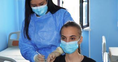Stire din Social : Adolescenţii de 12-15 ani, vaccinaţi împotriva COVID. Programarea se face pe platforma electronică