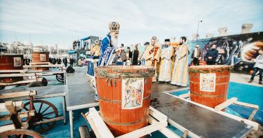 Stire din Cultură-Educație : În dimineața zilei de Sfântul Ion, fiecare om trebuie să se stropească cu agheasmă nouă