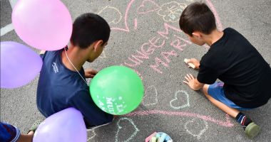 Stire din Social : Voluntari care salvează viețile copiilor din centrele de plasament. "Este nevoie de mult, dar totuși atât de puțin"