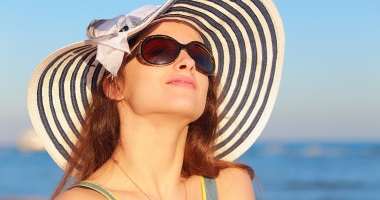 Stire din Sănătate : Soarele, prieten sau dușman? Cum ne protejăm pielea de alergiile solare