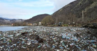 Stire din Social : Alertă de poluare. Microplastic descoperit în Lacul Razim