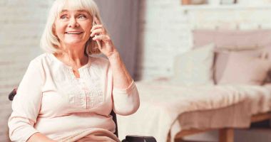 Stire din Social : Alinare pentru pensionari. Telefonul Vârstnicului oferă sprijin gratuit şi consiliere