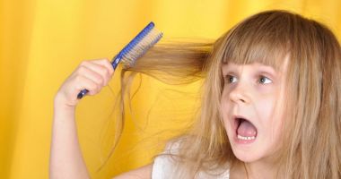 Stire din Sănătate : Alopecia la copii poate fi generată de mai mulți factori