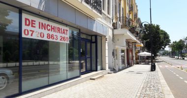 Vitrine goale și spații comerciale cu lacăte, de strajă noii zone pietonale din Constanța - 2