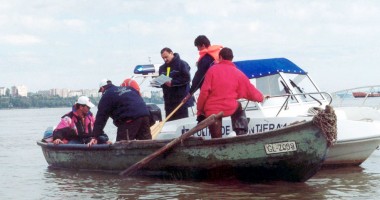Stire din Eveniment : Polițiștii au tras la mal "șoferii" fără permis