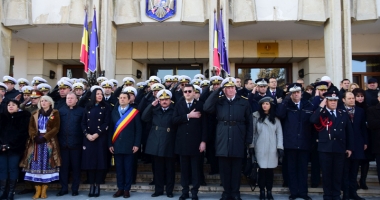 Mica Unire, sărbătorită pe platoul din fața Prefecturii. Militarii au defilat, iar copiii au dansat - 2