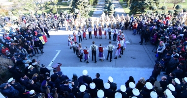 Mica Unire, sărbătorită pe platoul din fața Prefecturii. Militarii au defilat, iar copiii au dansat - 4