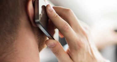 Stire din Eveniment : A rămas fără telefonul cumpărat și fără bani. "M-a sunat un polițist, produsul era furat"