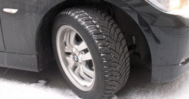 Stire din Eveniment : Anvelopele de iarnă sunt obligatorii tot anul. Amenzile sunt usturătoare