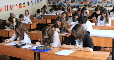 Stire din Cultură-Educație : Atenție, elevi! Viață grea  în semestrul II: simulări, evaluări, teze, iar evaluări și examene