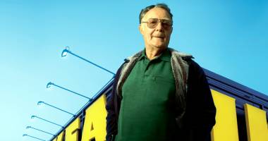 Stire din Actualitate : Fondatorul Ikea își cumpără haine second-hand ca să facă economii