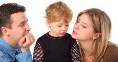 Stire din Diverse : Au voie părinții să-și mintă copiii? La ce ajută unele minciuni?