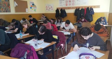 Stire din Cultură-Educație : Tragi-comedia de la prima probă scrisă a Bacalaureatului 2022. Candidații speră măcar la o notă de 7