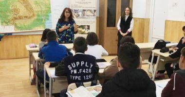 Stire din Cultură-Educație : Lecția unei absolvente la frecvență redusă: Bac promovat cu media 8,46