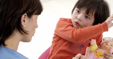 Stire din Sănătate : Bâlbâiala poate fi provocată de familia copilului, prin reproșuri și pedepse