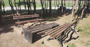 Administrația locală "aruncă" pe piață peste un milion de lei pentru repararea băncuțelor din Constanța - 2