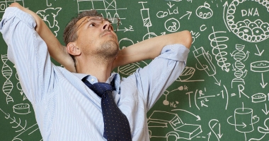 Stire din Cultură-Educație : Bătaia de joc din educație continuă.  Foștii directori constănțeni se simt jigniți