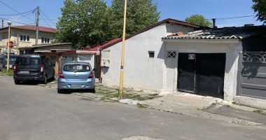 Bătrâni, în slalom printre maşinile parcate în faţa porţii. „Nu putem să ieşim din curte!” - 4
