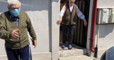 Bătrâni, în slalom printre maşinile parcate în faţa porţii. „Nu putem să ieşim din curte!” - 2