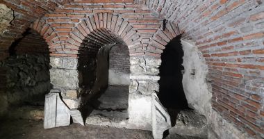Comoara din curtea Colegiului "Mihai Eminescu", lăsată uitării! "Încercăm să o protejăm cum putem!" - 3