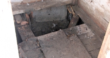A născut în haznaua din curte. Bebelușul căzut în latrină, preluat de SMURD - 3