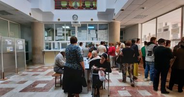 Vârstnicii au luat cu asalt Casa de Pensii pentru a prinde un bilet la tratament! "Vrem să plecăm în stațiune!" - 2