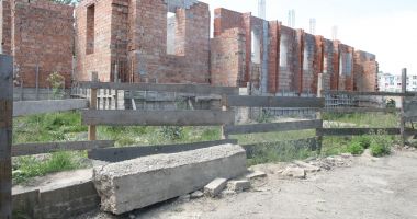 Biserica din parcul de la Casa de Cultură a rămas fără terenul pentru parcare - 2