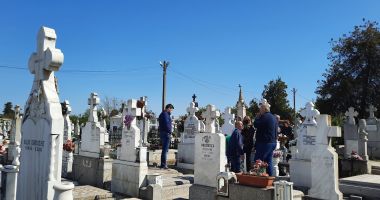 Paştele Blajinilor, sărbătorit de credincioşii constănţeni, în toate cimitirele - 2