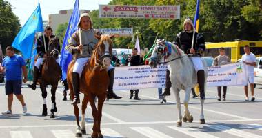 Stire din Cultură-Educație : Spectacol impresionant la Constanța cu dans, călăreți și luptători turco-tătari