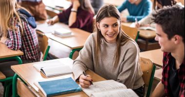 Stire din Cultură-Educație : Șansă nesperată pentru românii care studiază în străinătate. Burse lunare de minimum 1.000 de euro