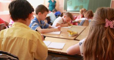 Stire din Cultură-Educație : Elevii și părinții se simt mințiți de un ministru al Educației care face promisiuni televizate