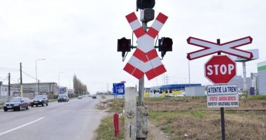 Stire din Eveniment : Șoferii constănțeni, pândiți la trecerile de cale ferată. Polițiștii au sancționat persoanele care își riscau viața