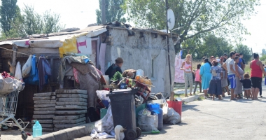 Focar de infecție în cartierul Palas.  Cine și de ce i-o fi adus pe romi acolo… - 3