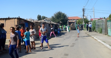 Stire din Eveniment : Focar de infecție în cartierul Palas.  Cine și de ce i-o fi adus pe romi acolo…