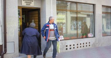 Stire din Social : UItima speranță a pensionarilor sărmani. "Se împrumută ca să supraviețuiască"