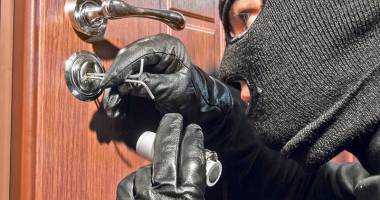 Stire din Eveniment : Casele de vacanță din Constanța, golite de hoți: se fură până și mobila!
